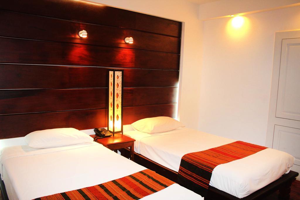 Capital Hotel Луанг Прабанг Екстериор снимка