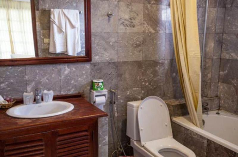 Capital Hotel Луанг Прабанг Екстериор снимка